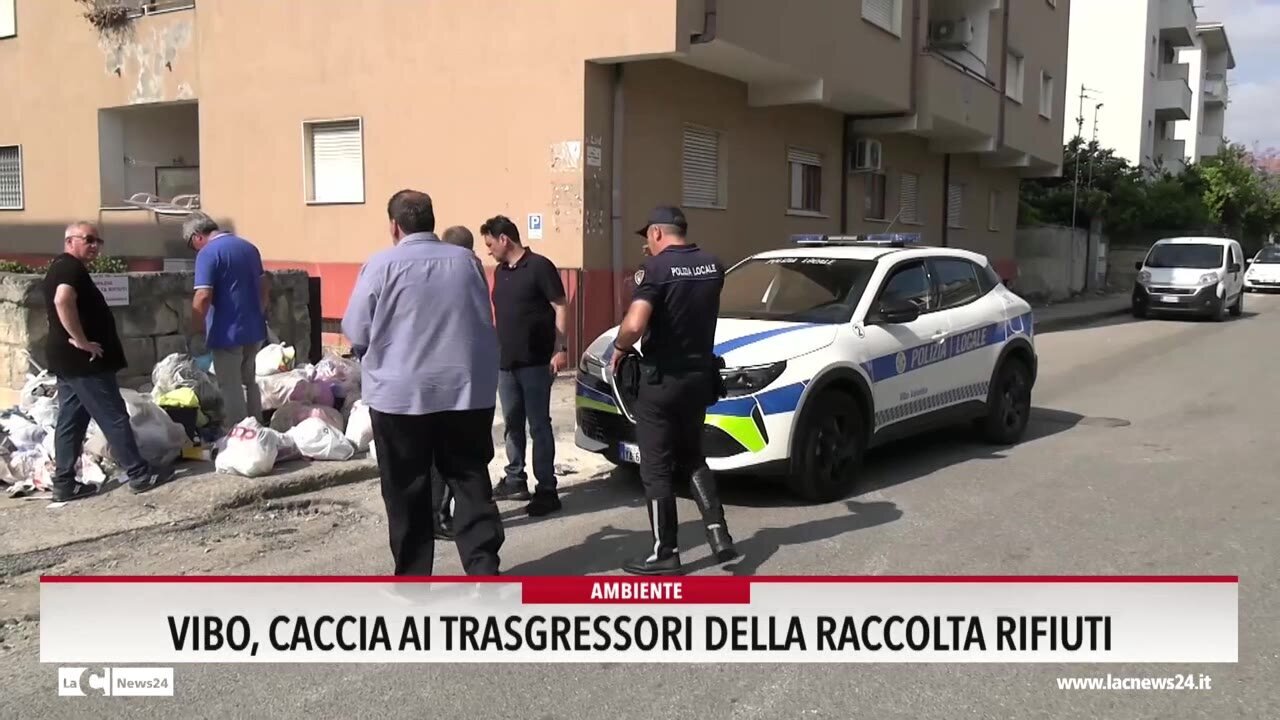 A Vibo è caccia ai \"lordazzi\": buste della spazzatura aperte per individuare chi sgarra. Multe più alte: da 60 a 500 euro - VIDEO