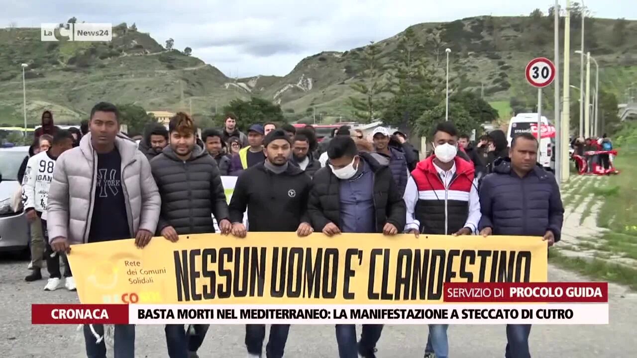 Basta morti nel mediterraneo, la manifestazione a Steccato di Cutro