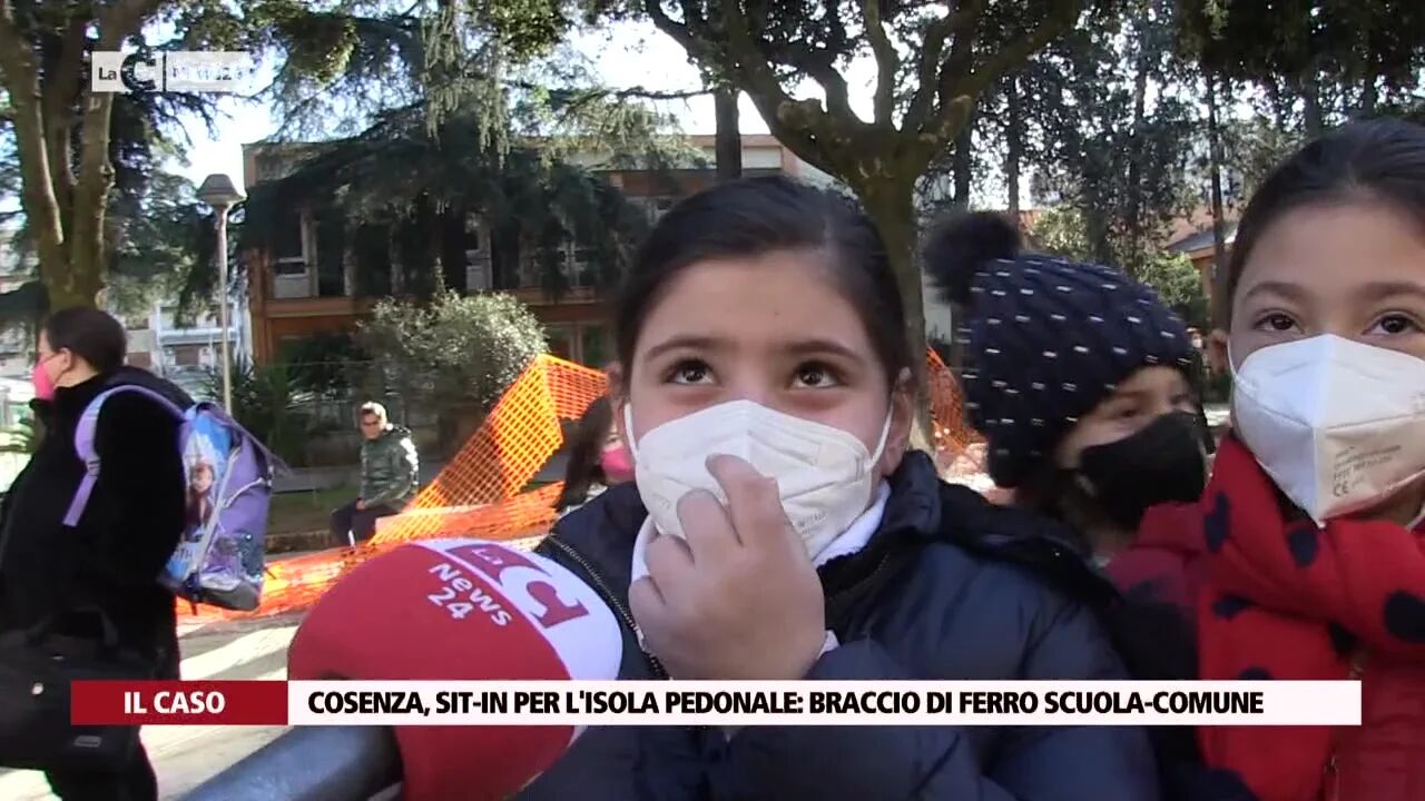 Cosenza, sit-in per l'isola pedonale: braccio di ferro scuola-comune