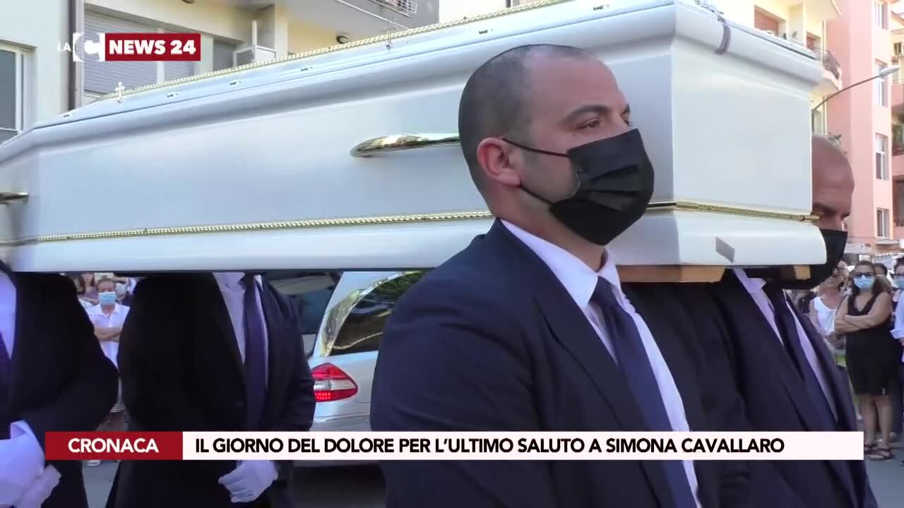 Il giorno del dolore per l’ultimo saluto a Simona Cavallaro