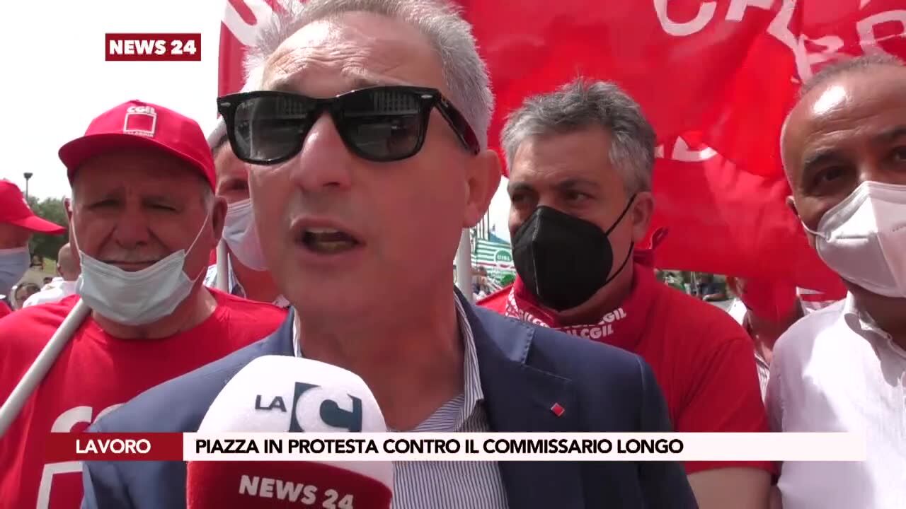 Piazza in protesta contro il commissario Longo
