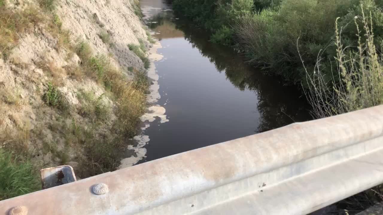 Percolato dalla discarica di Scala Coeli, in un video la prova dei liquami sversati nelle acque del torrente