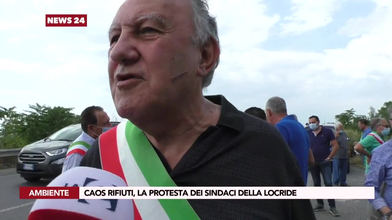 Caos rifiuti, la protesta dei sindaci della Locride