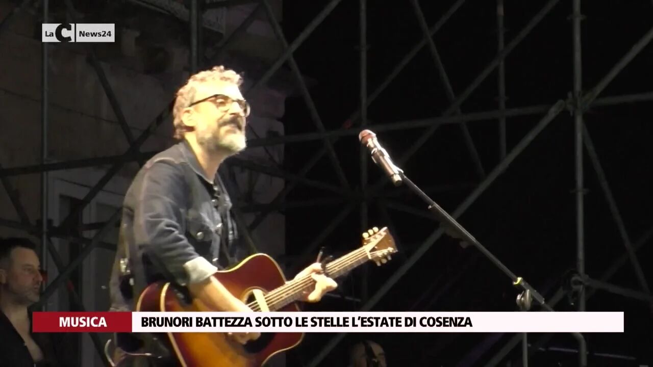 Brunori battezza sotto le stelle l’estate di Cosenza
