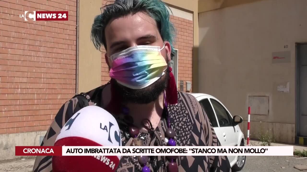 Auto imbrattata da scritte omofobe: «Stanco ma non mollo»