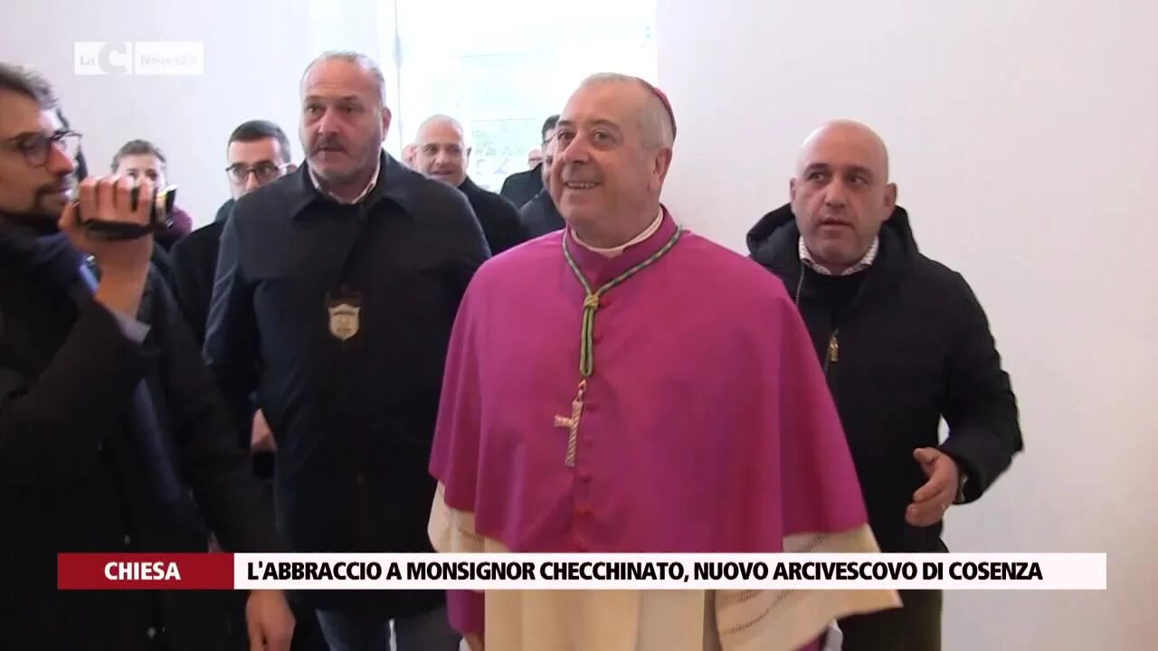 L'abbraccio a Monsignor Checchinato, nuovo arcivescovo di Cosenza