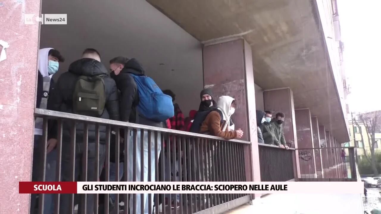 Gli studenti incrociano le braccia: sciopero nelle aule