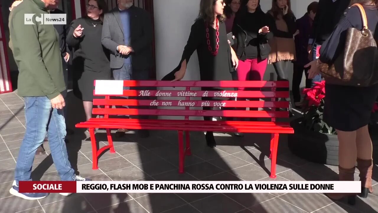 Reggio Flash Mob E Panchina Rossa Contro La Violenza Sulle Donne · Video Lac News24 0384