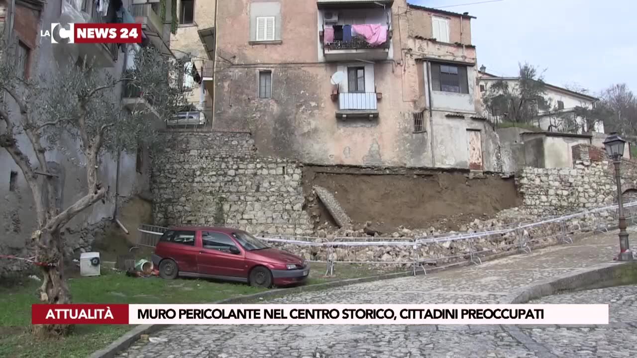 Muro pericolante nel centro storico di Cosenza, cittadini preoccupati