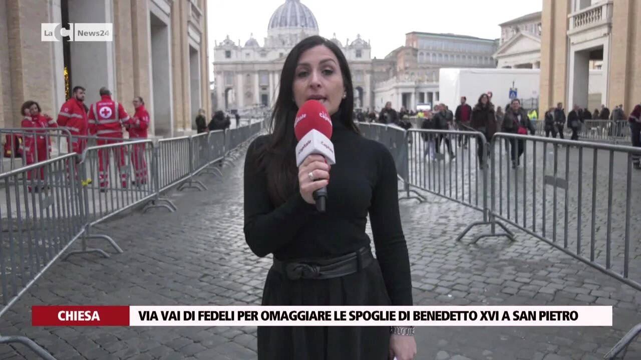 Via vai di fedeli per omaggiare le spoglie di Benedetto XVI a San Pietro