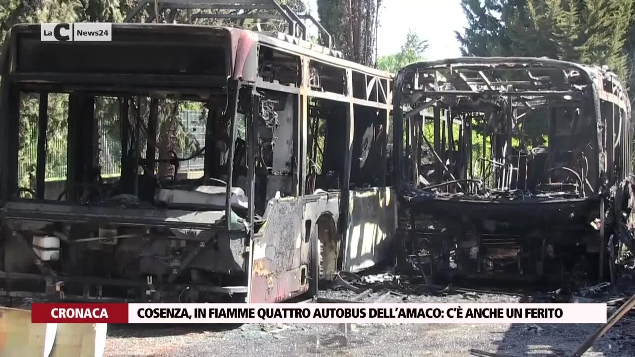 Cosenza, in fiamme quattro autobus dell’Amaco: c’è anche un ferito