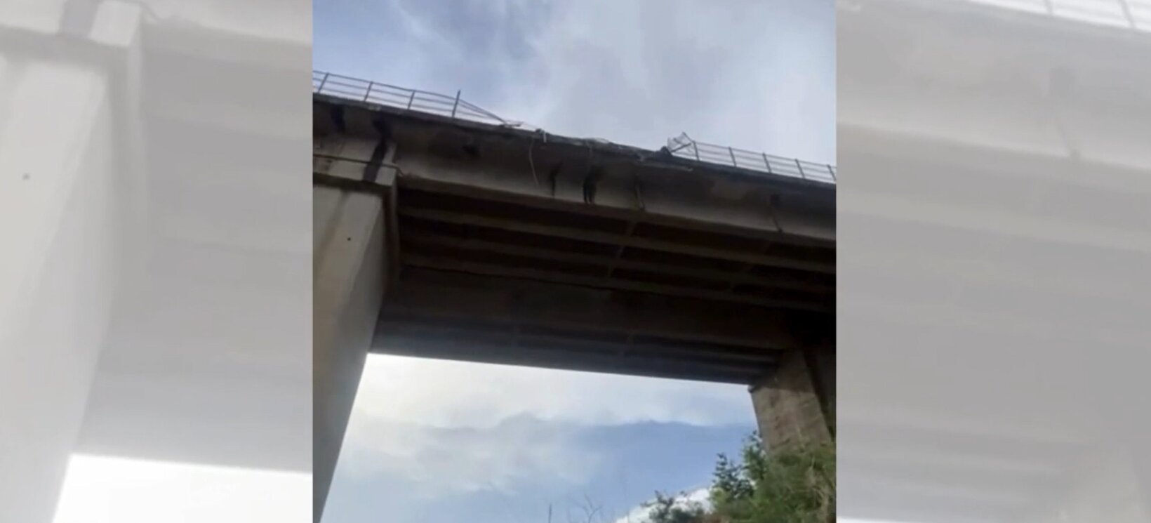 Tir sfonda le barriere e precipita da un viadotto sull'A2: miracolosamente salve le due persone a bordo - VIDEO