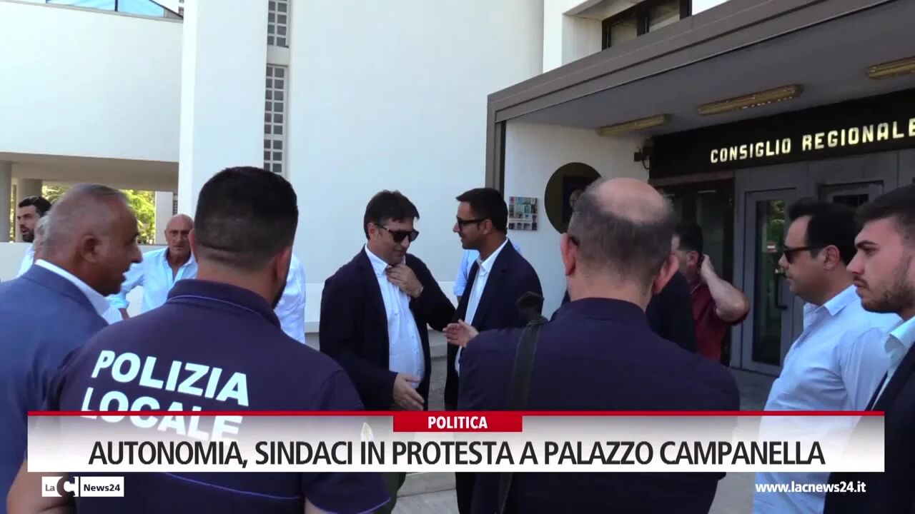 Autonomia, sindaci in protesta a palazzo Campanella