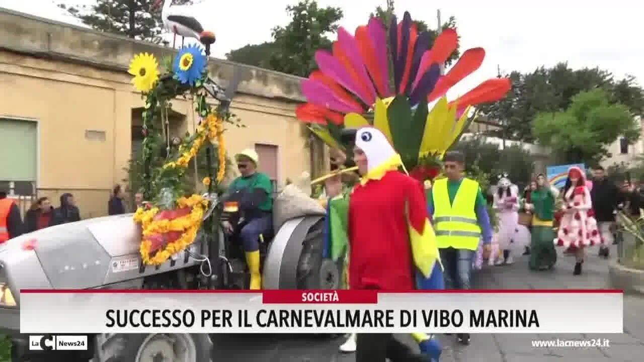 Successo per il Carnevalmare, tra colori e ironia i carri di Vibo Marina portano in scena tradizioni marinare e attualità - VIDEO