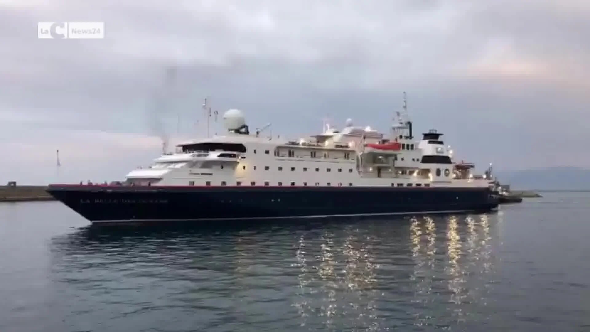 Vibo Marina, ingresso nel porto della nave da crociera