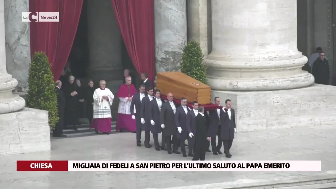 Migliaia di fedeli a San Pietro per l’ultimo saluto al papa emerito