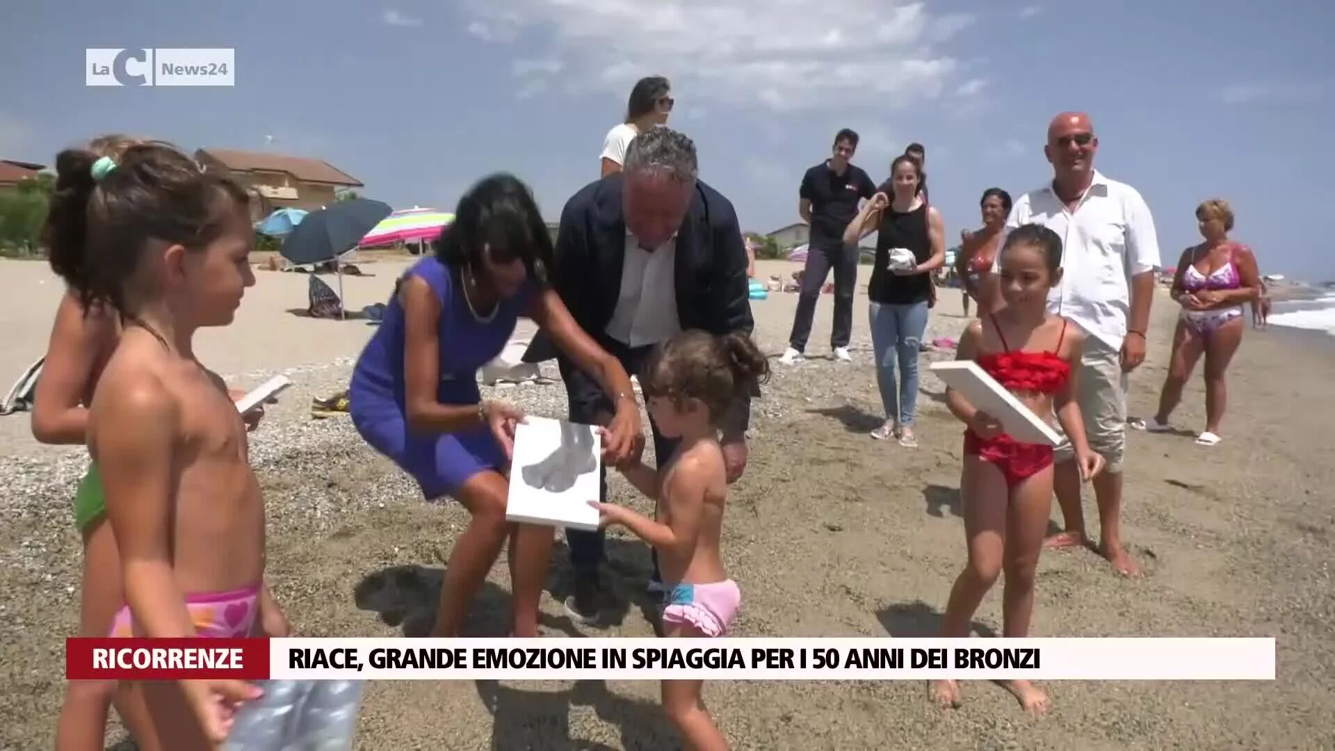 Riace, grande emozione in spiaggia per i 50 anni dei Bronzi