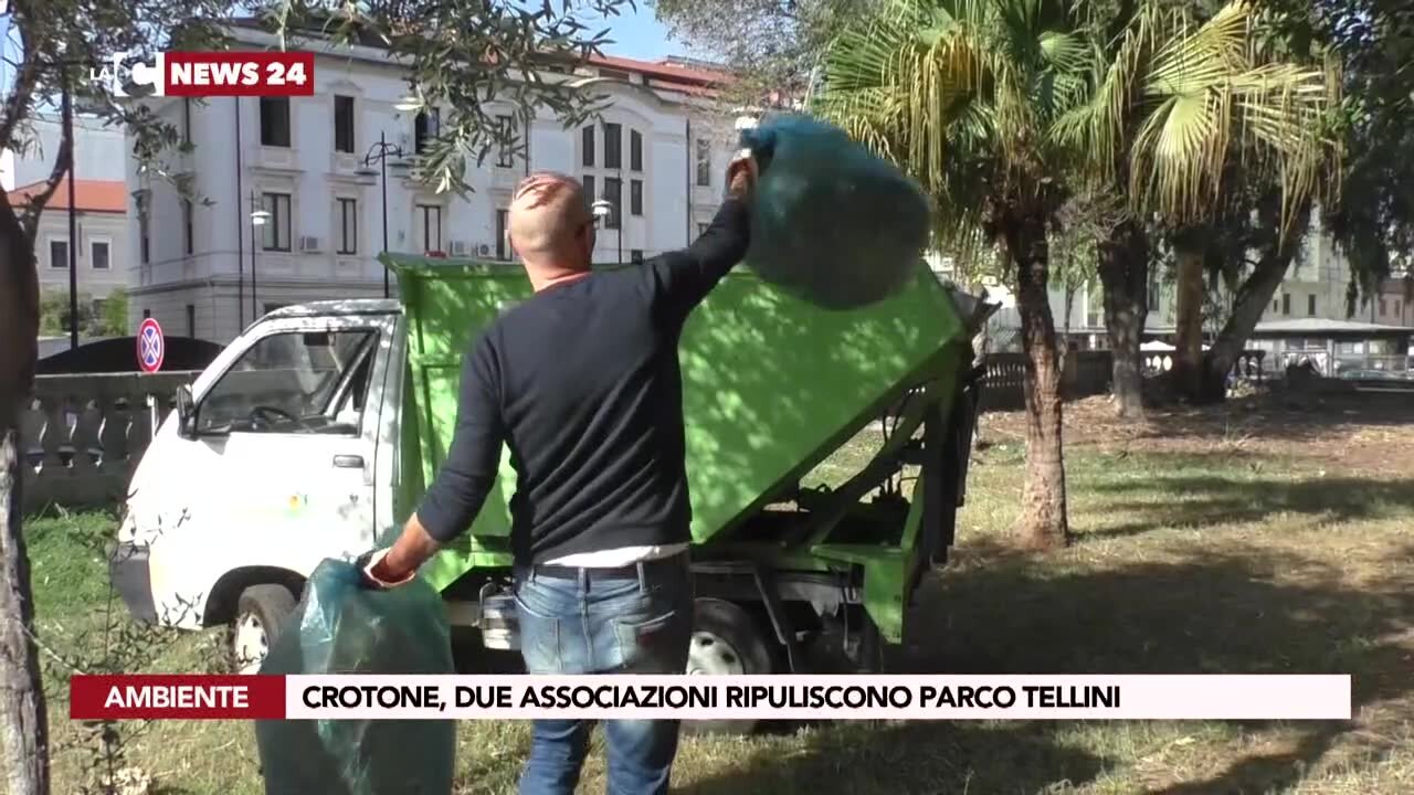 Crotone, le associazioni puliscono parco Tellini: «Restituiamo un luogo storico alla città»