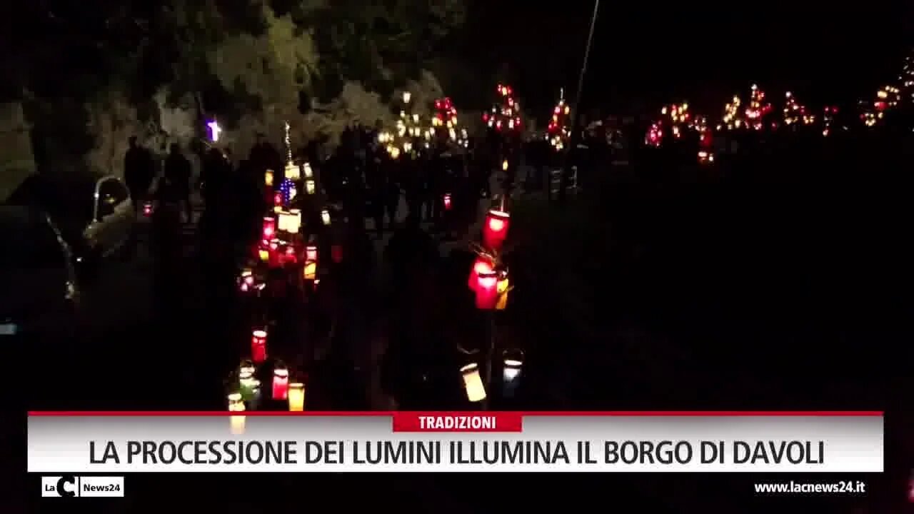 La processione dei lumini illumina il borgo di Davoli