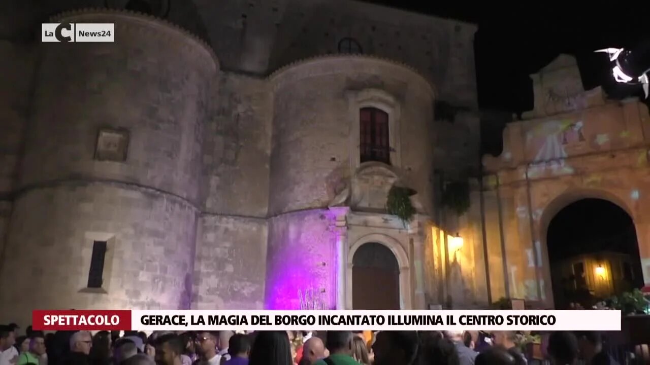 Gerace, la magia del borgo incantato illumina il centro storico