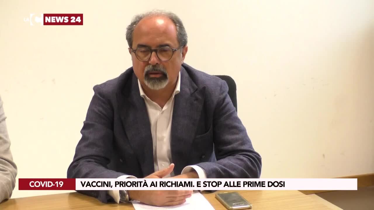 Vaccini, priorità ai richiami e stop alle prime dosi
