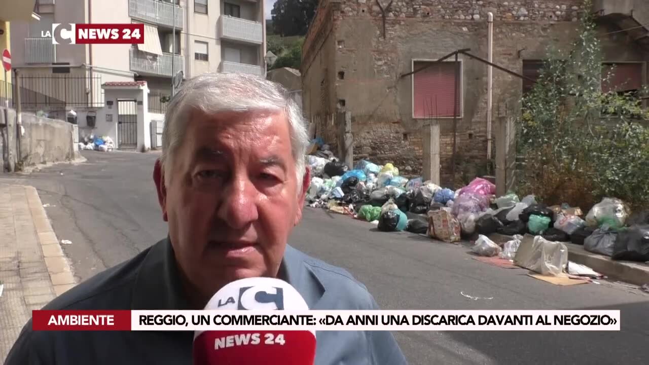 Reggio, un commerciante: «Da anni una discarica davanti al negozio»