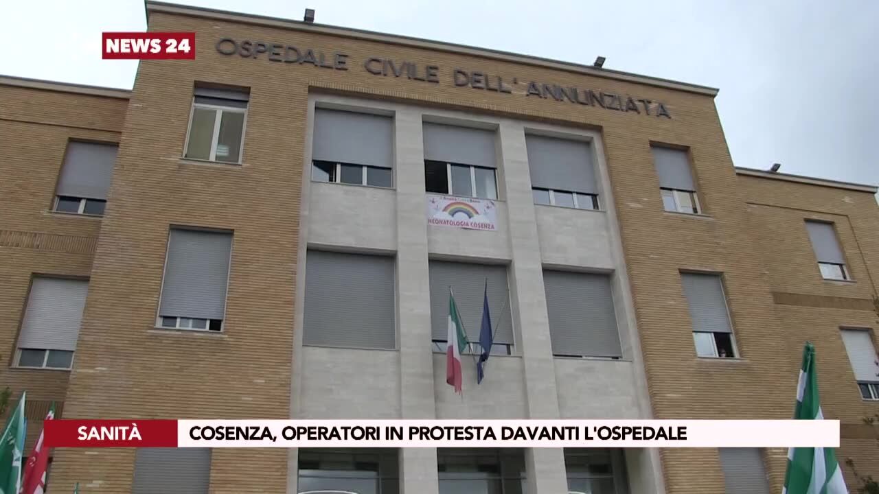 Cosenza, operatori in protesta davanti l'ospedale