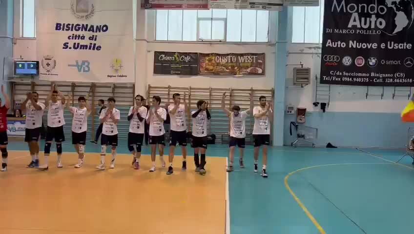 La volley Bisignano 1983 conquista la serie B. In panchina l'icona di Sant'Umile veglia sulla squadra
