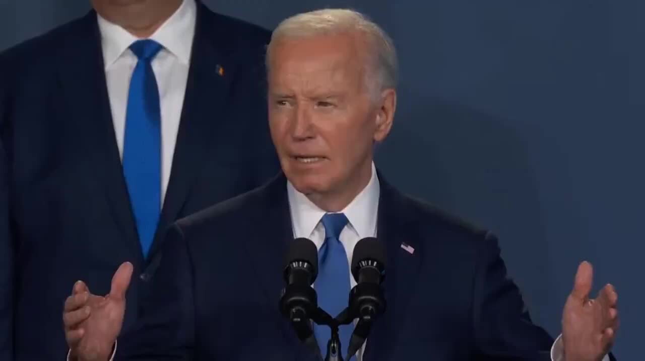 Le gaffe di Biden durante la conferenza stampa della Nato