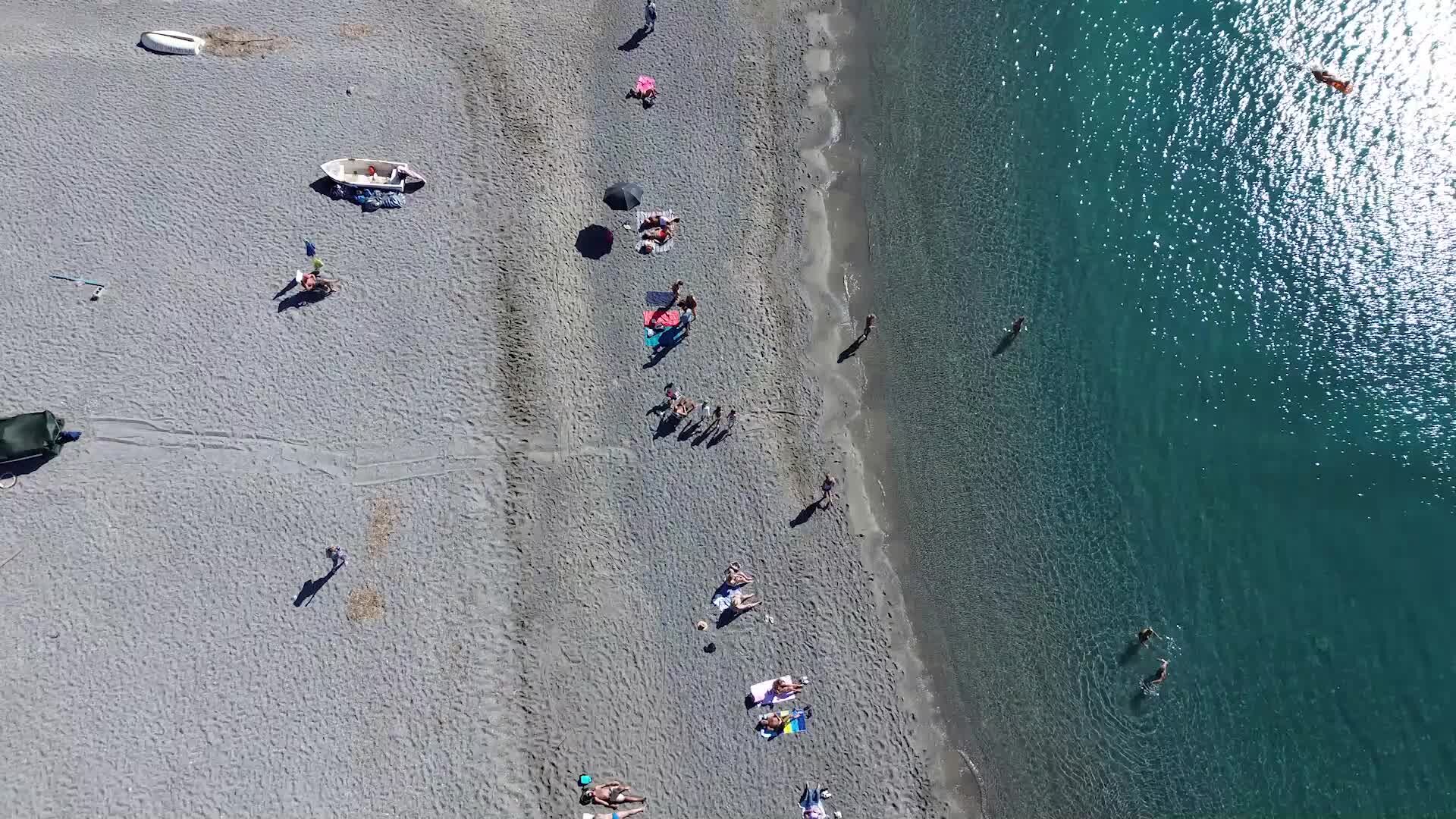 Scalea, novembre come luglio i turisti si godono il sole e le acque cristalline