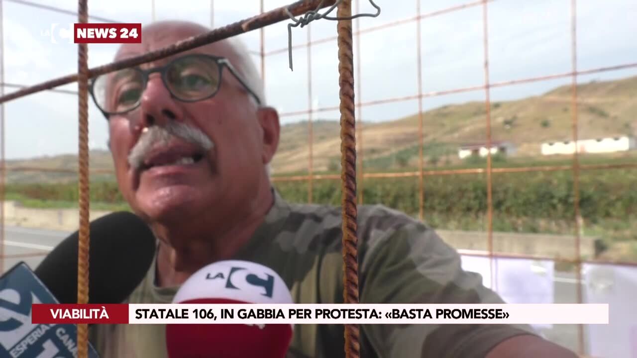 Statale 106, in gabbia per protesta: «Basta promesse»
