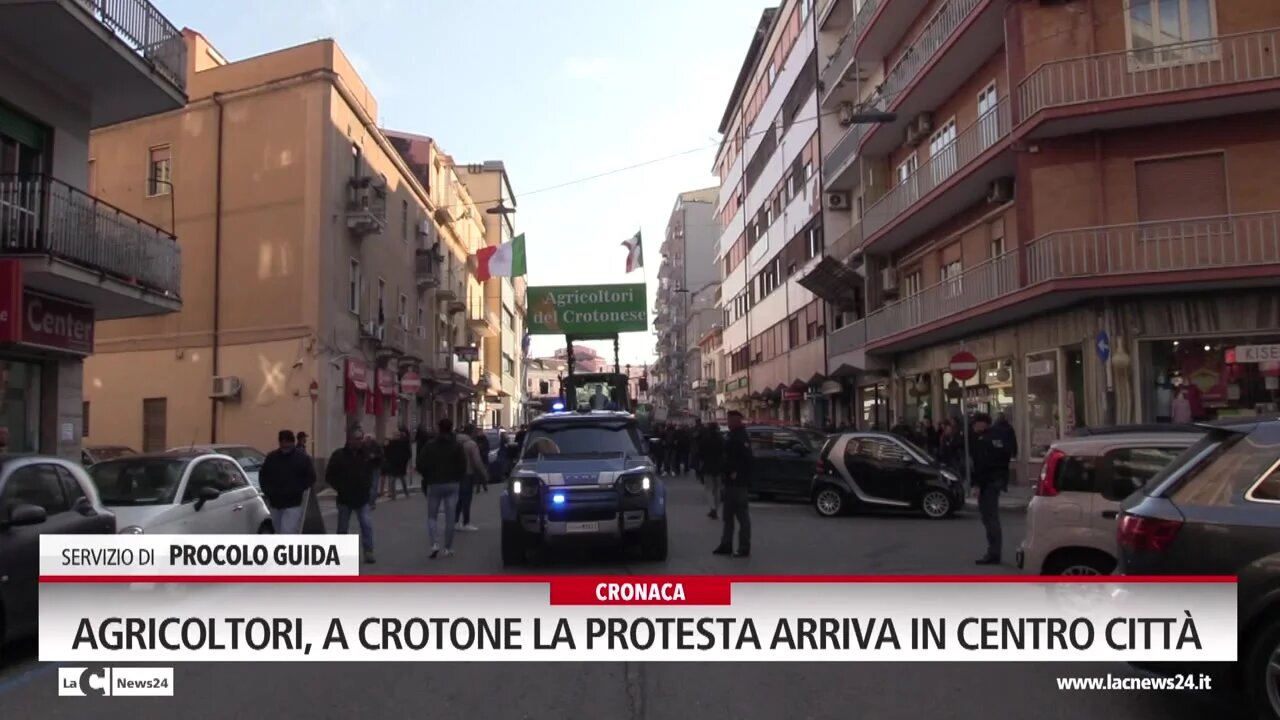 Agricoltori, a Crotone la protesta arriva in centro città