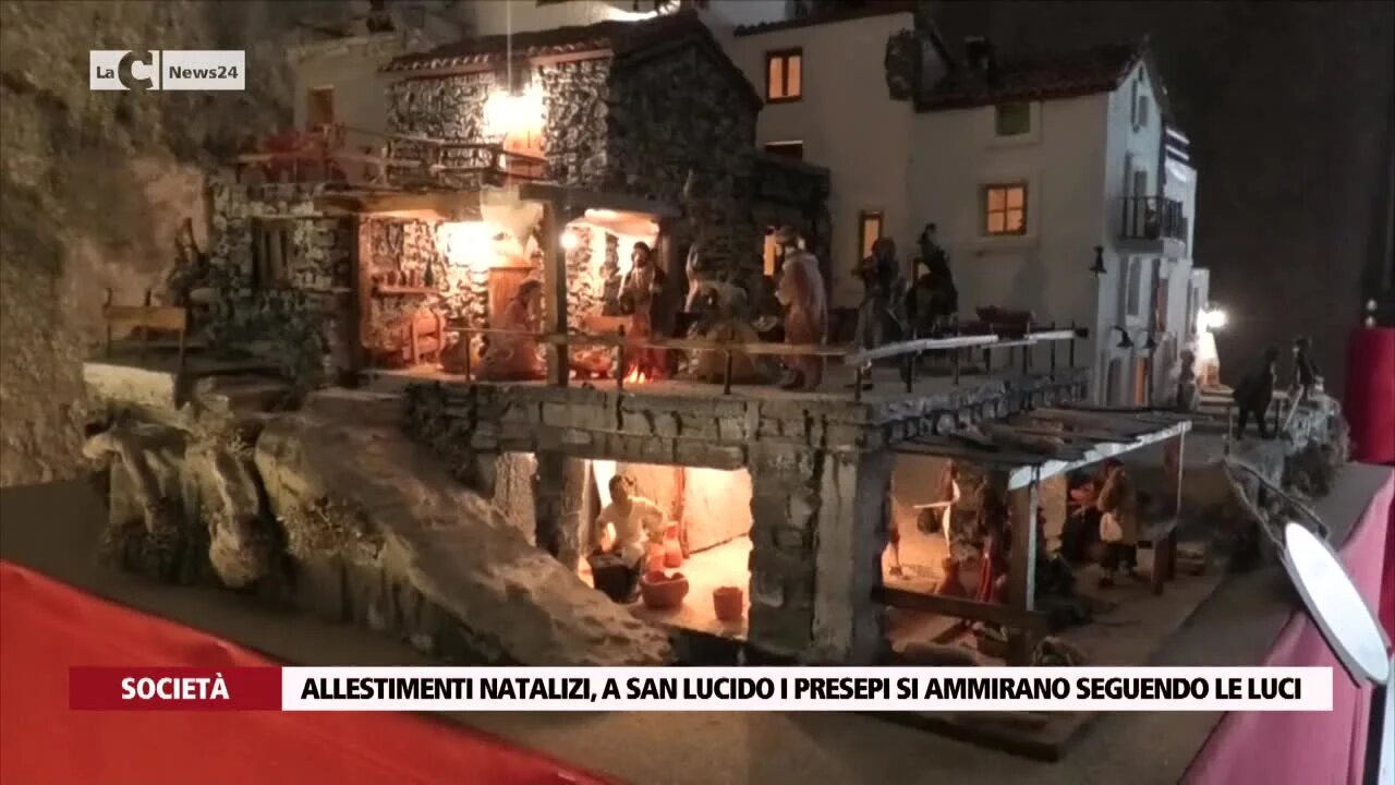 Allestimenti natalizi, a San Lucido i presepi si ammirano seguendo le luci