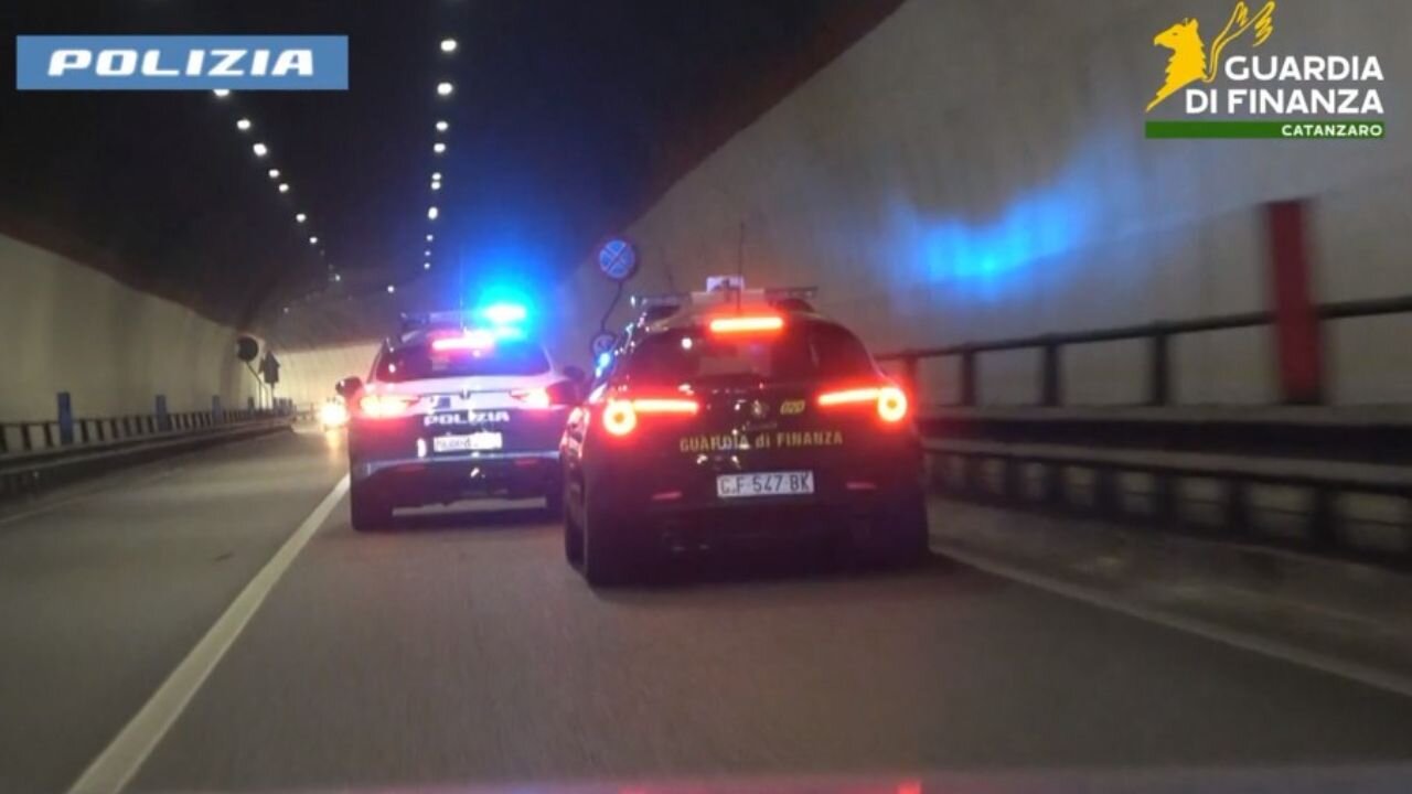 Multe a pioggia con autovelox fuorilegge, polizia e finanza sequestrano numerosi apparecchi sulla fascia Jonica - VIDEO