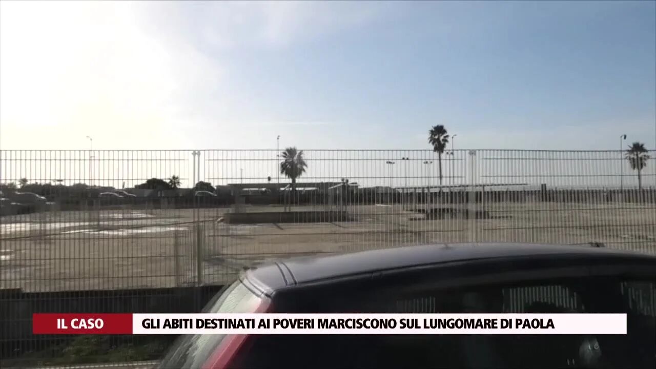 Gli abiti destinati ai poveri marciscono sul lungomare di Paola