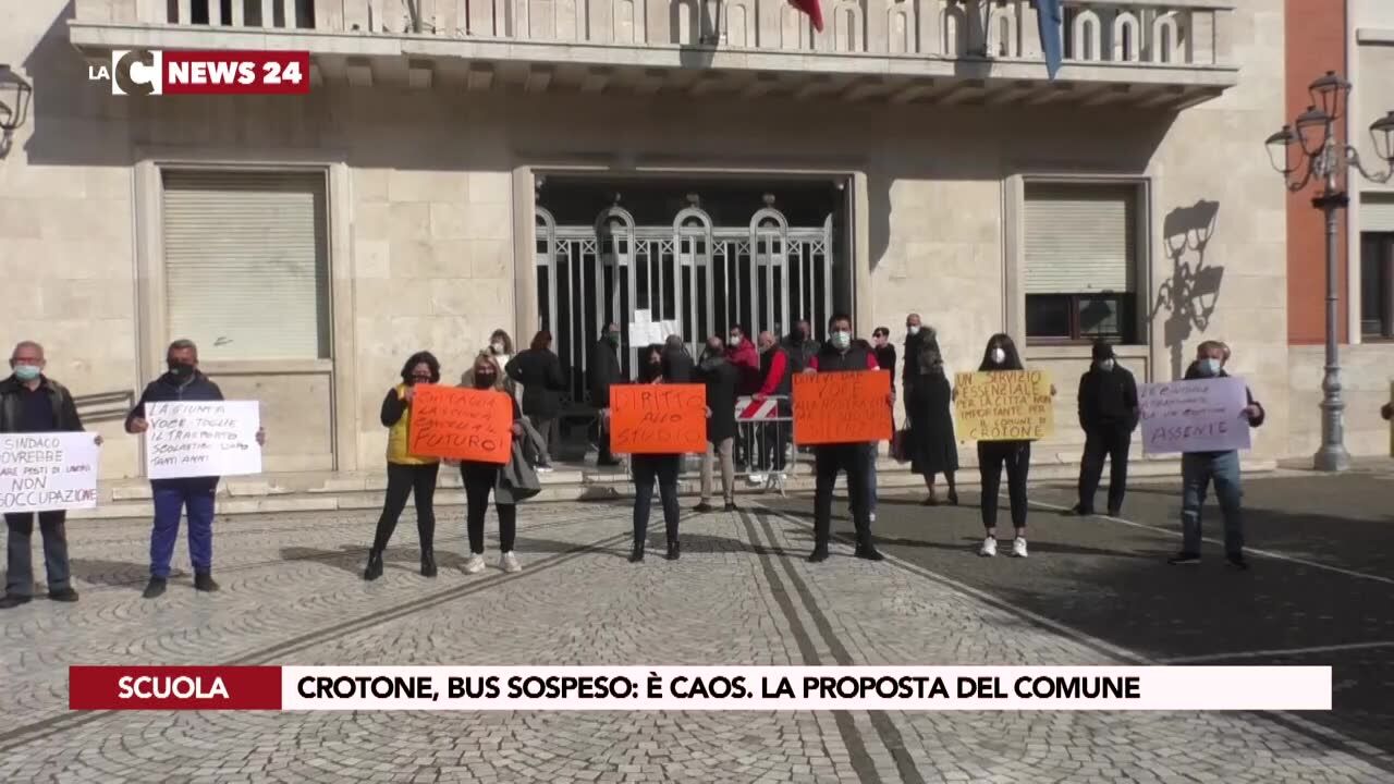 Crotone, servizio scuolabus sospeso: scoppia la protesta