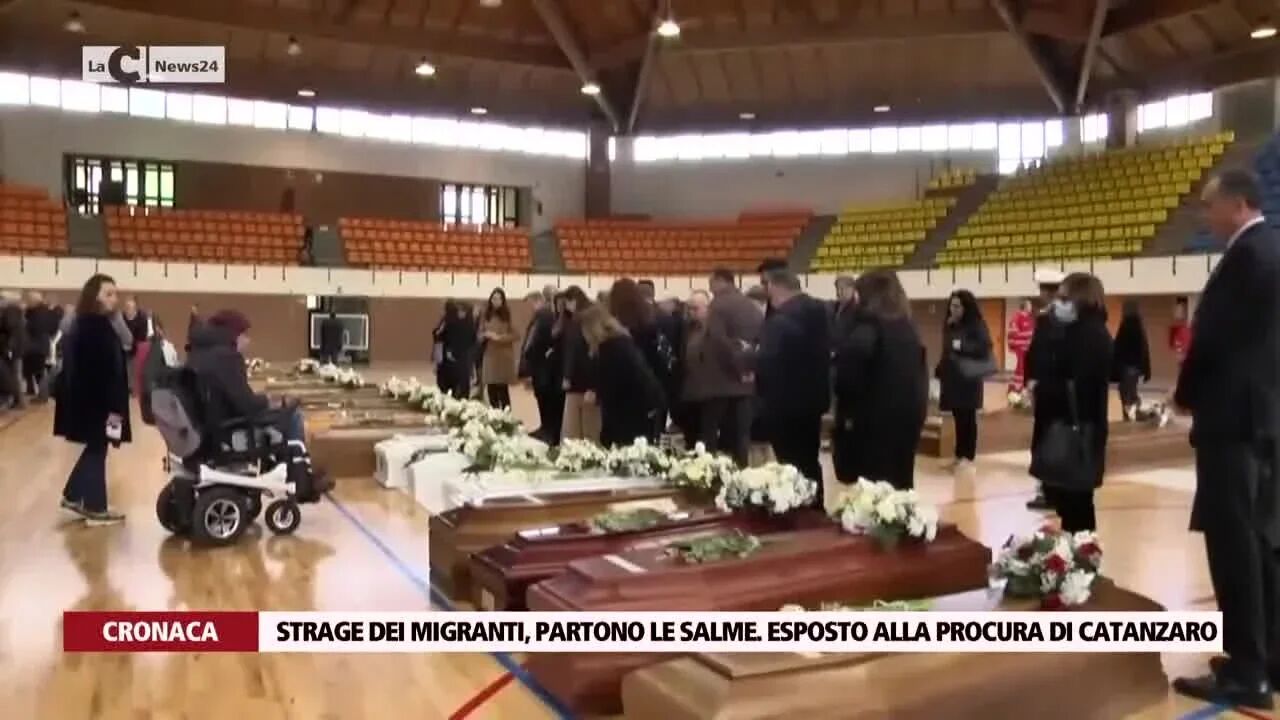 Strage dei migranti, partono le salme. Esposto alla procura di Catanzaro