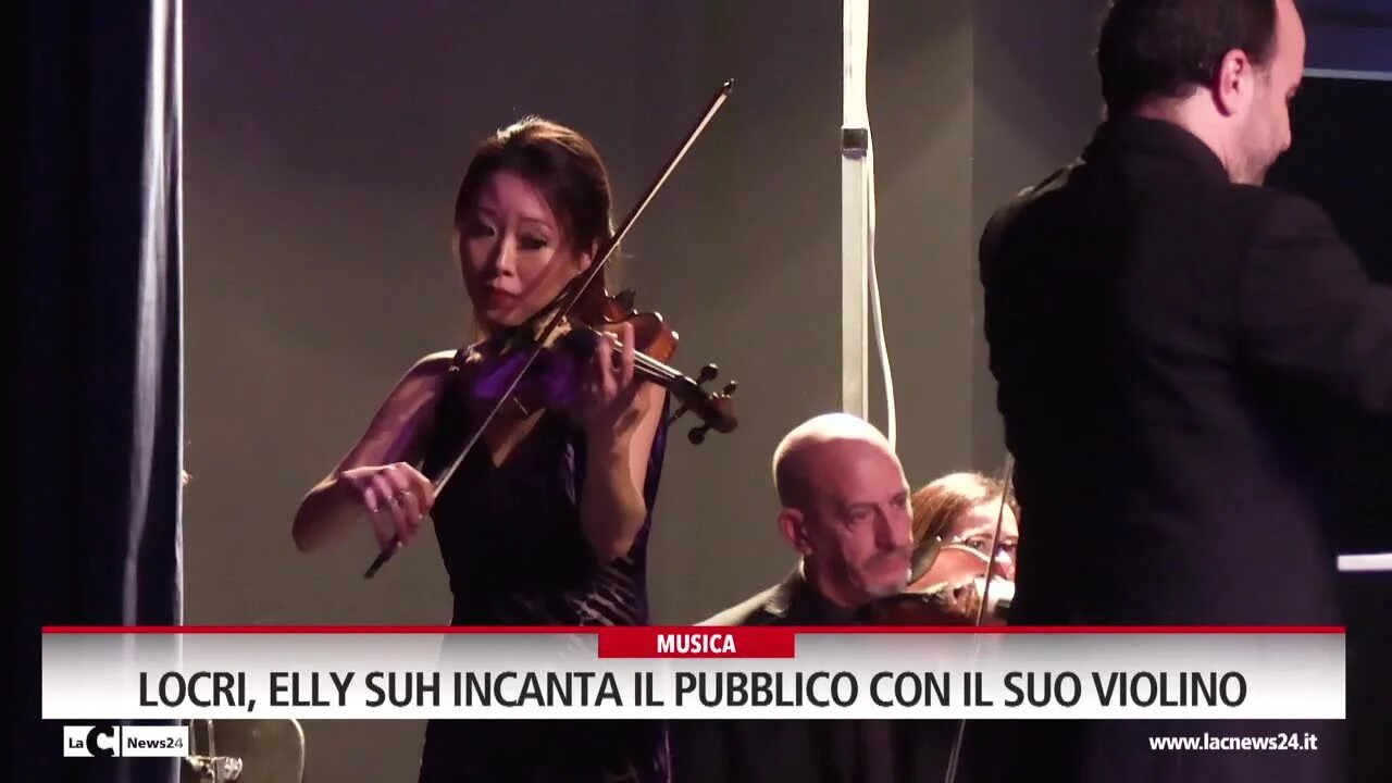 Locri, tutti in piedi per la violinista Elly Suh: le note di Vivaldi riempiono Palazzo della cultura