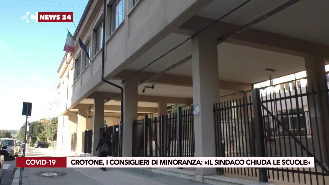 Crotone, i consiglieri di minoranza: «Il sindaco chiuda le scuole»