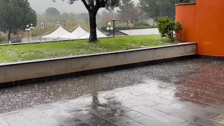 Cosenza, freddo da neve, Sila imbiancata come a dicembre e grandine | VIDEO