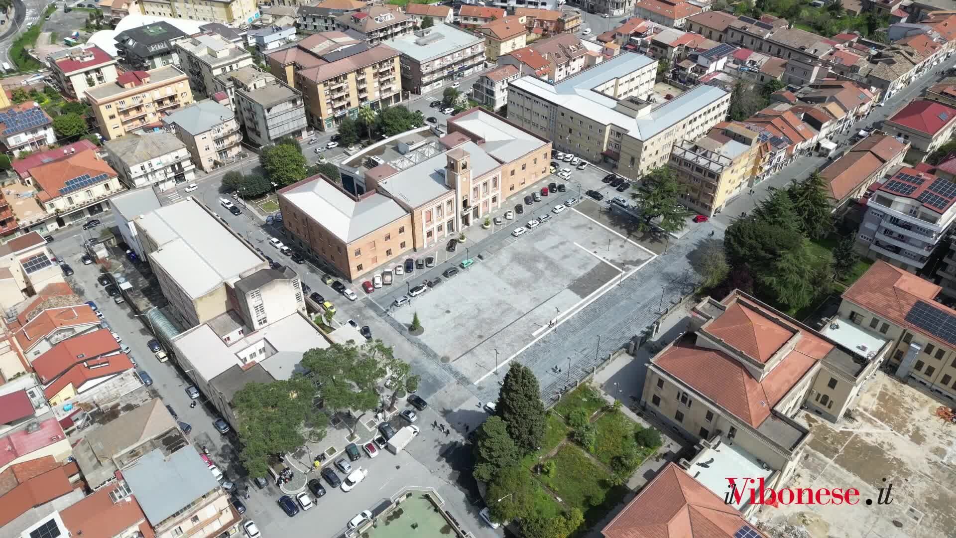 Il nostro sondaggio: vi piace la nuova piazza Municipio? L’abbiamo sorvolata con un drone, fateci sapere che ne pensate - VIDEO