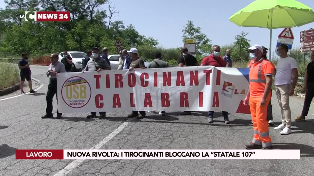 Nuova rivolta: i tirocinanti bloccano la Statale 107