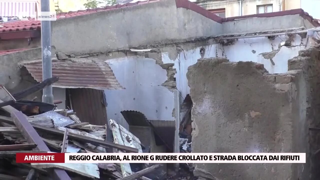 Reggio, al rione G rudere crollato e strada bloccata dai rifiuti