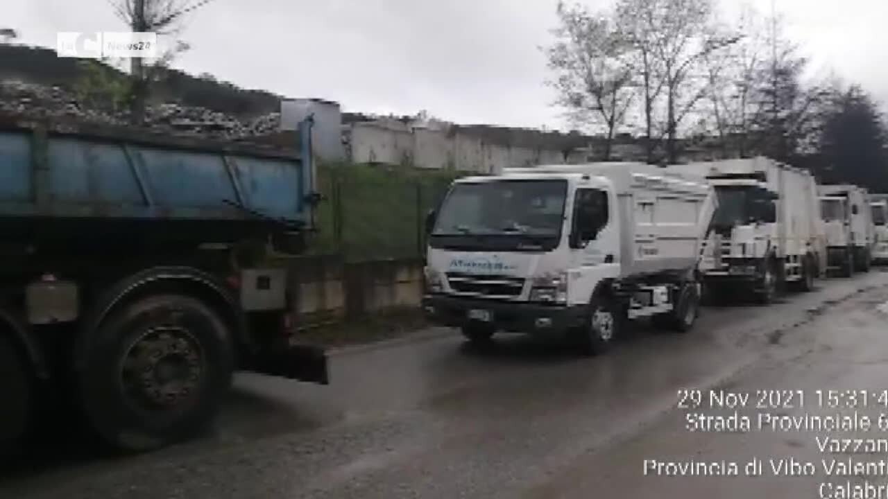 Impianto di Vazzano temporaneamente chiuso per guasto e colonne di camion davanti ai cancelli