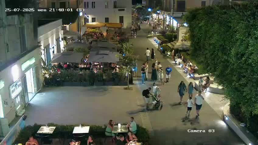 Tropea, contatore Enel esplode in piazza Veneto vicino ai tavolini di un ristorante: tanta paura ma nessun ferito - VIDEO