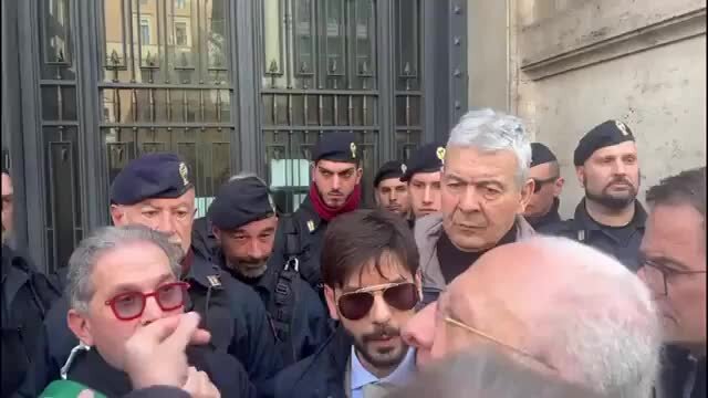 Il governatore De Luca guida i sindaci in protesta a Roma e litiga con la polizia