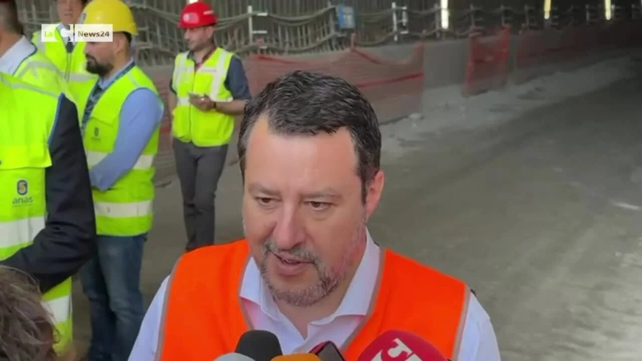 Salvini in Calabria rilancia gli investimenti sulla 106 e chiede la benedizione dei vescovi sull’Autonomia differenziata