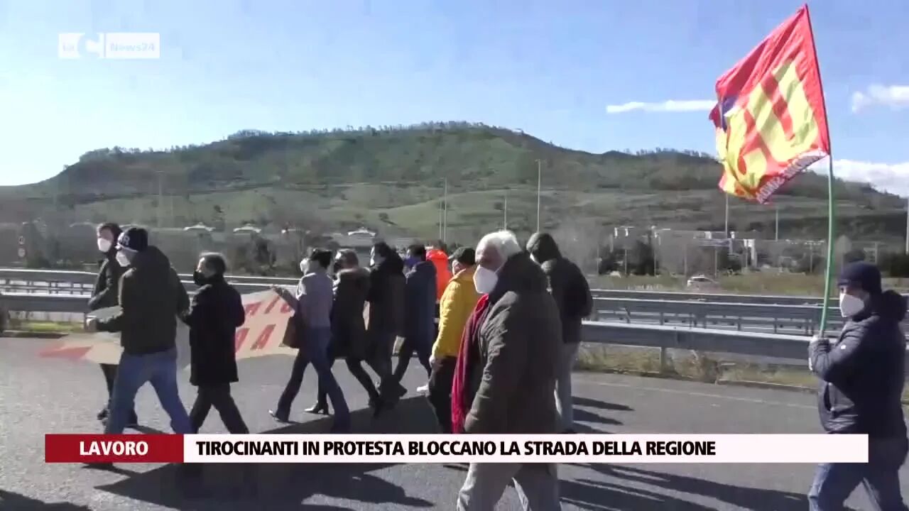 Tirocinanti in protesta bloccano la strada della Regione