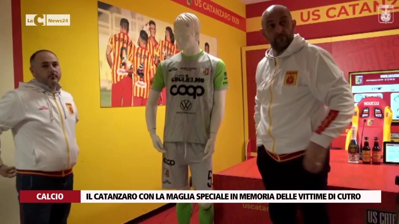 Il Catanzaro con la maglia speciale in memoria delle vittime di Cutro
