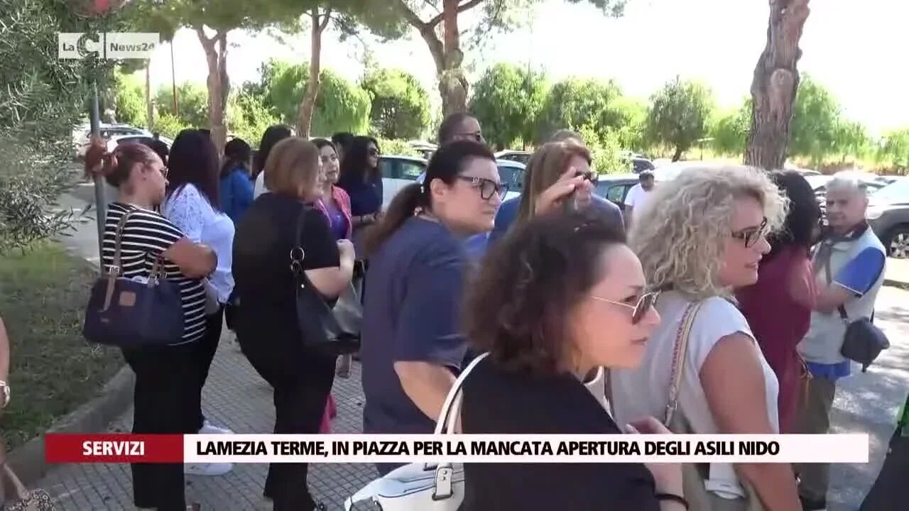 Lamezia Terme, in piazza per la mancata apertura degli asili nido